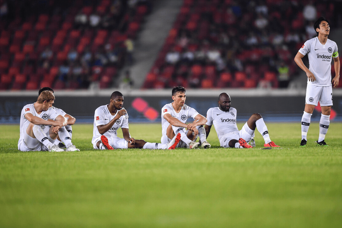 包含法兰克福训练开放日，今晨防线松动引欢呼，荷甲在即，资深球员宣示担当的词条