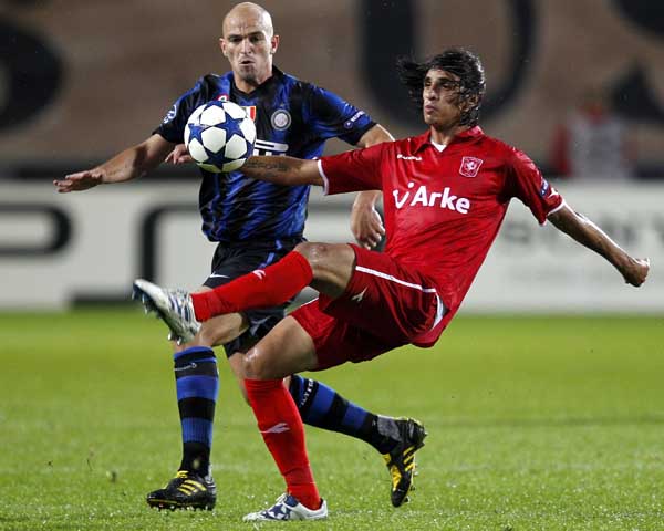 包含法兰克福训练开放日，今晨防线松动引欢呼，荷甲在即，资深球员宣示担当的词条