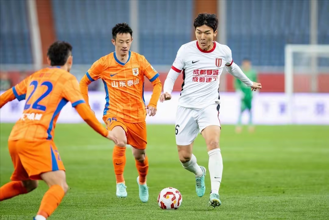 赛前亚冠焦点战，成都蓉城篮板制胜，压力陡增，临场指挥获称赞(成都蓉城迎队史首场亚冠)