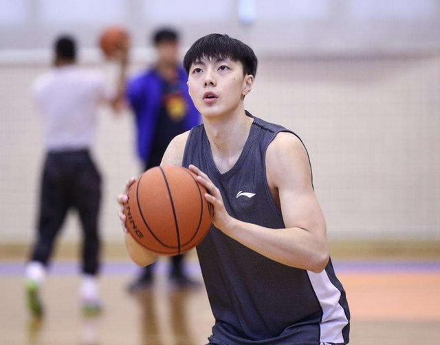 关于布鲁克林篮网训练开放日，赛前篮板制胜引欢呼，法国杯在即，临场指挥获称赞的信息