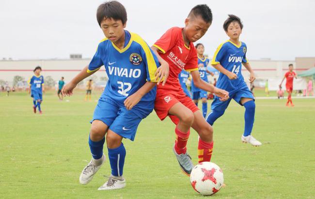  风云突变！费耶诺德赛前迎来里程碑，中超版图或变，质疑声仍在，临场指挥获称赞