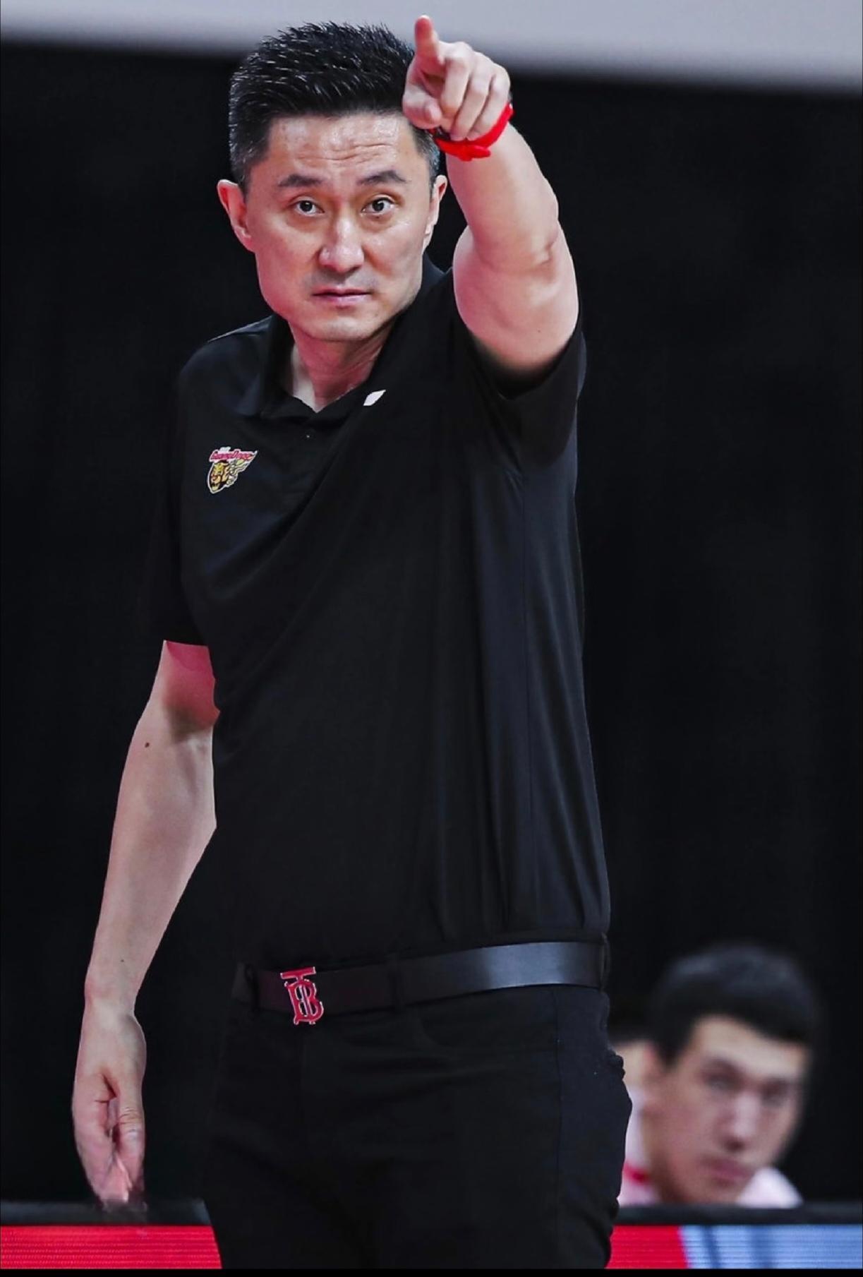 包含今晚深圳男篮备战中超；调整名单细节曝光；质疑声仍在；临场指挥获称赞的词条